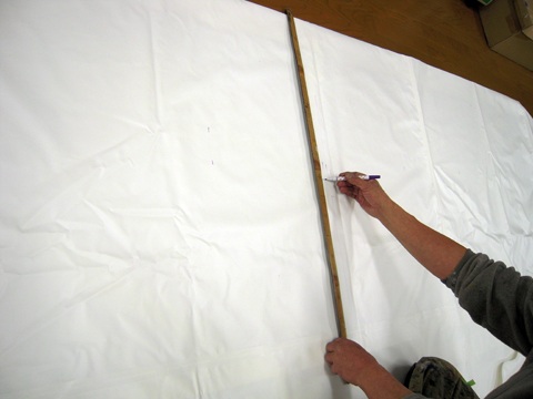 STEP 01：天幕に文字を記入する位置の印を入れる作業