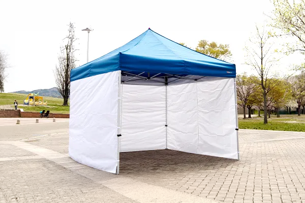 横幕のフレームへの取り付けはマジックテープで簡単にできます。