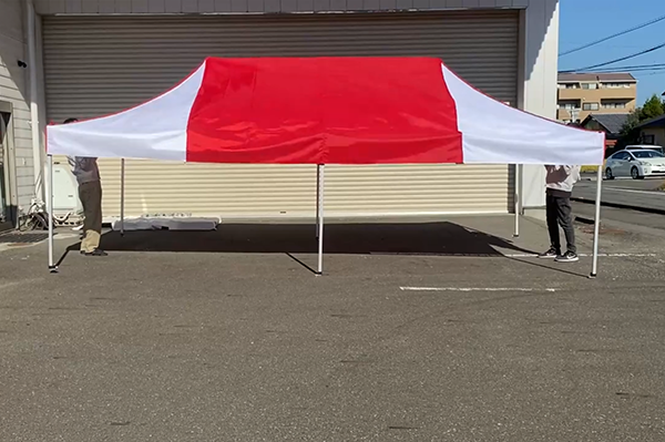 両サイドを外に向けて広げる