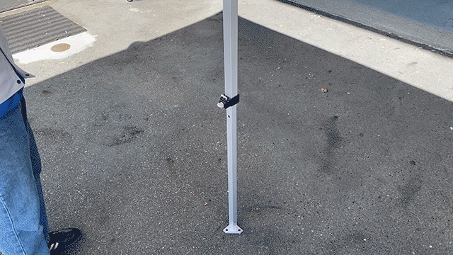 ロックレバーを解除してから足を縮めます。