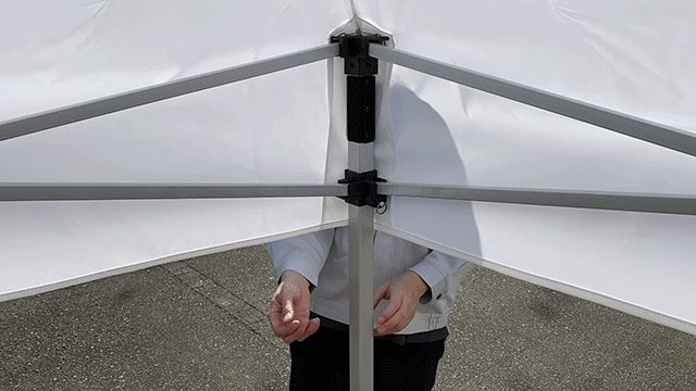 天幕の紐を外す