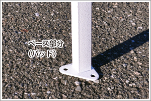 直接ペグをしっかり打ち込みます。 直接ペグをしっかり打ち込みます。